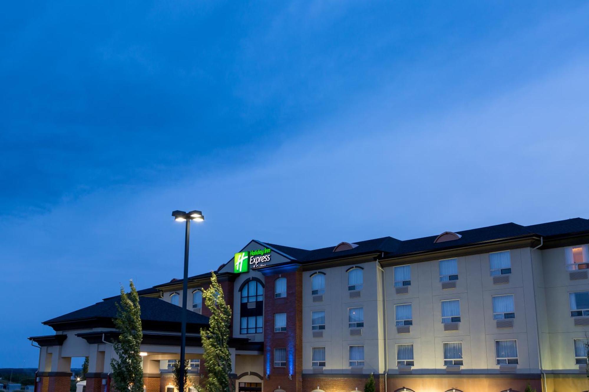 Holiday Inn Express & Suites Drayton Valley By Ihg Bagian luar foto